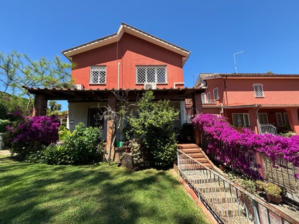 casa indipendente in vendita a Roma in zona Tre Pini - Poggio dei Fiori