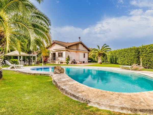 casa indipendente in vendita a Roma in zona Infernetto