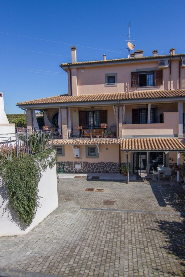 casa indipendente in vendita a Roma in zona Fonte Laurentina