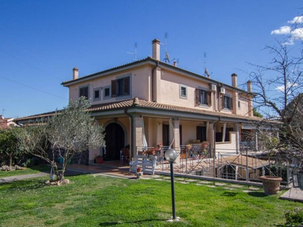 casa indipendente in vendita a Roma