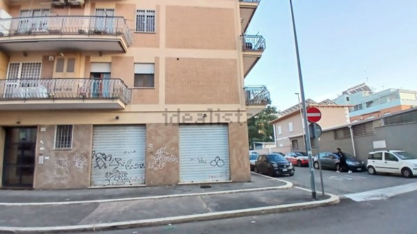 locale commerciale in vendita a Roma in zona Torre Maura