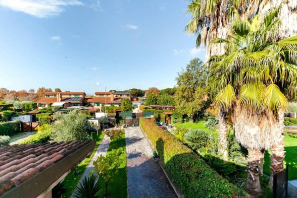 casa indipendente in vendita a Roma in zona Casal Palocco