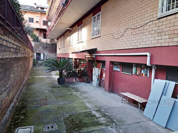 negozio in vendita a Roma in zona Finocchio