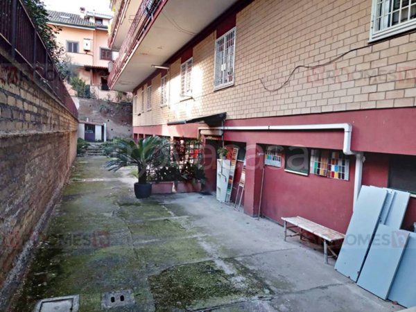 negozio in vendita a Roma in zona Finocchio