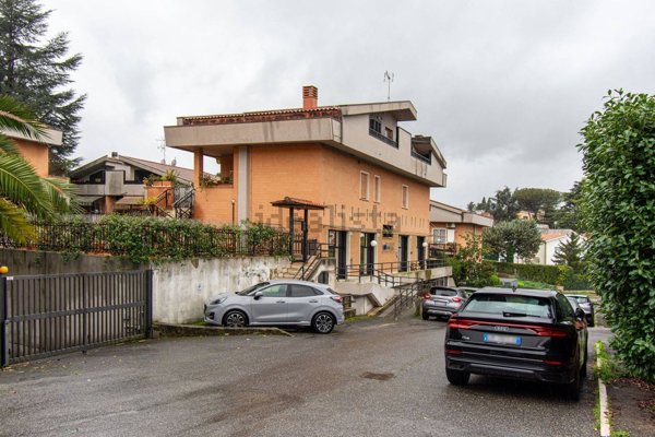ufficio in vendita a Roma in zona Spinaceto