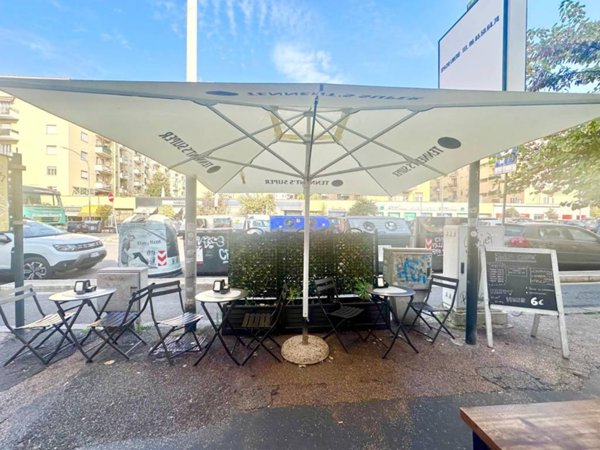 negozio in vendita a Roma in zona Cinecittà
