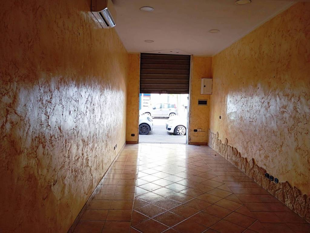 negozio in vendita a Roma in zona Cinecittà