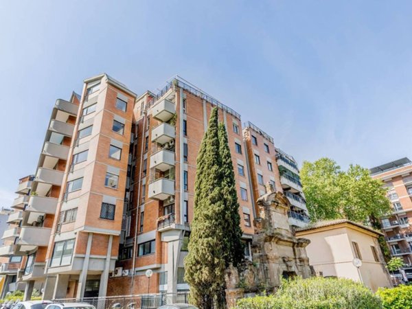 negozio in vendita a Roma in zona Portuense