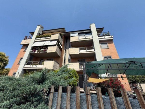appartamento in vendita a Roma in zona Pantan Monastero