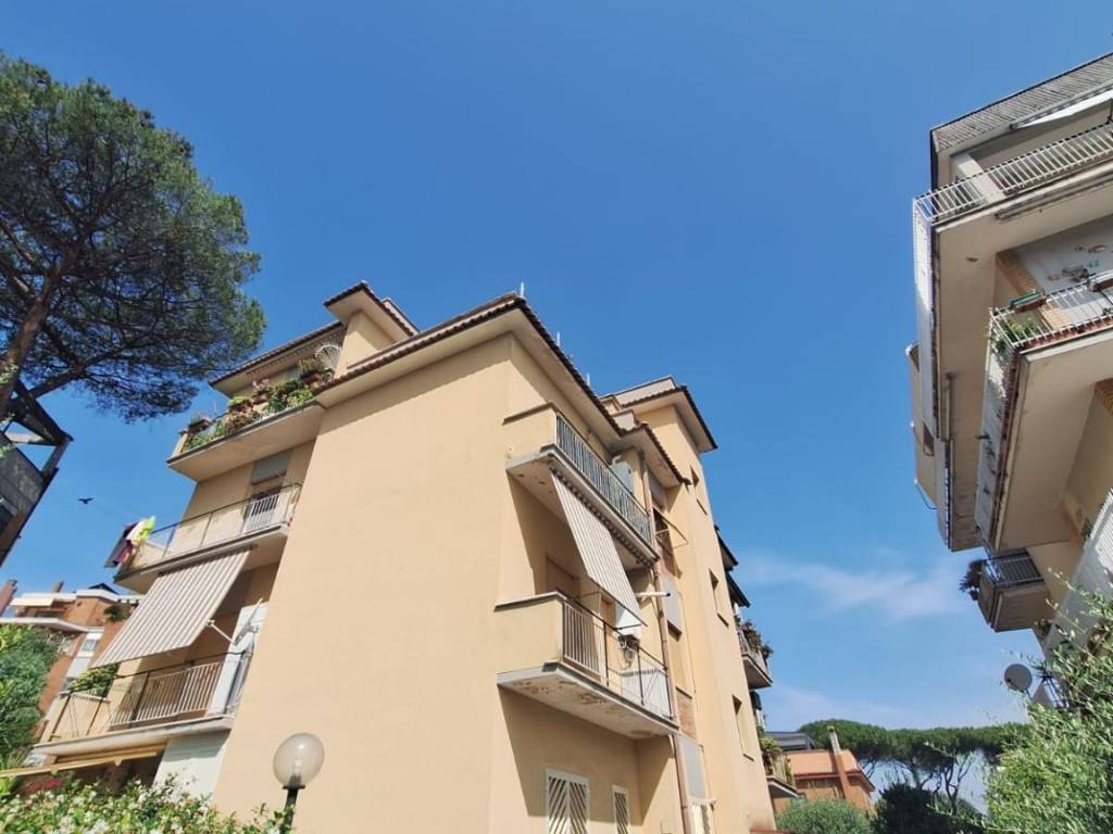 appartamento in vendita a Roma in zona Tomba di Nerone