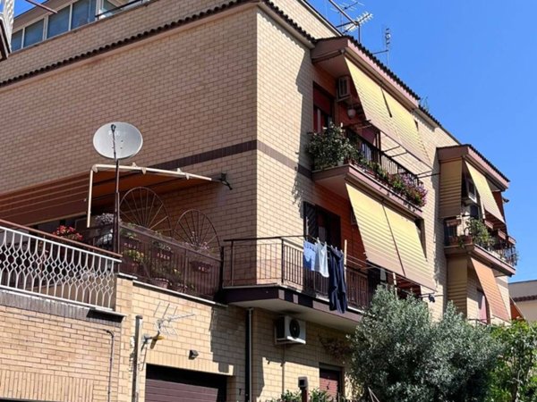 appartamento in vendita a Roma in zona Torre Angela