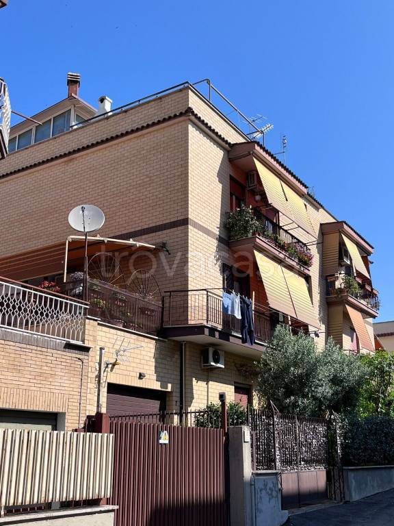 appartamento in vendita a Roma in zona Torre Angela