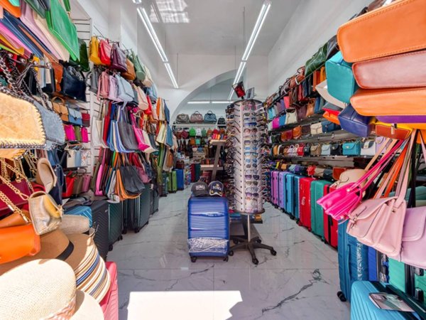 negozio in vendita a Roma in zona Rione Monti/Campitelli