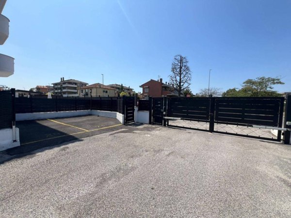 negozio in vendita a Roma in zona Casal Morena