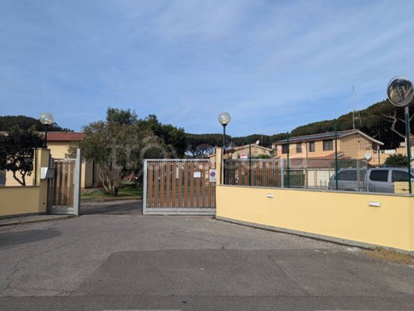 casa indipendente in vendita a Roma in zona Ostia Antica