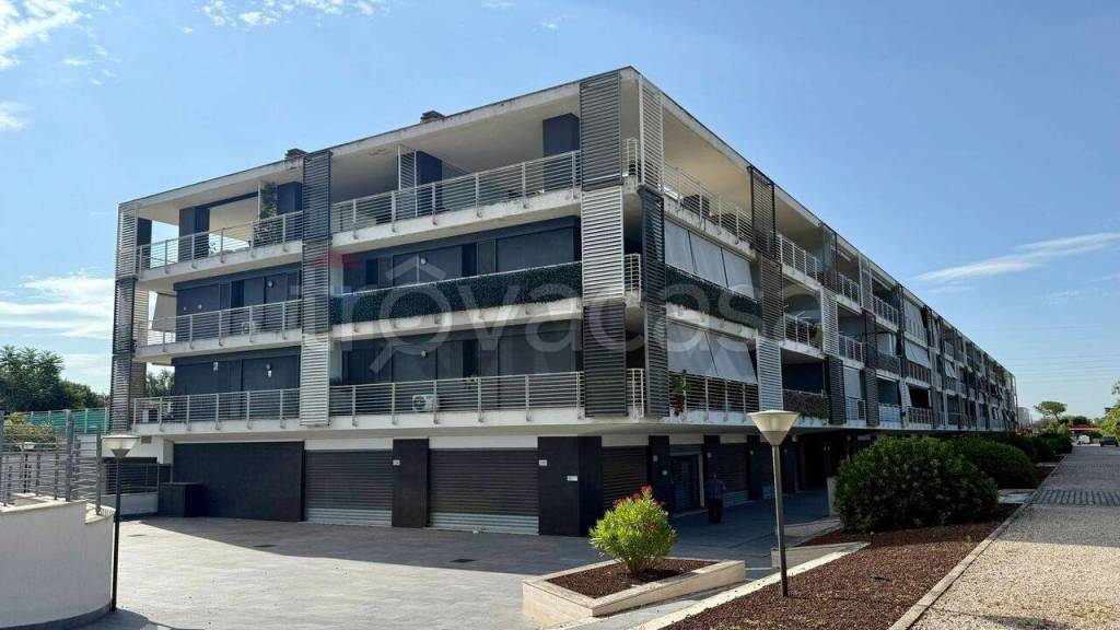 ufficio in vendita a Roma in zona Tor Cervara