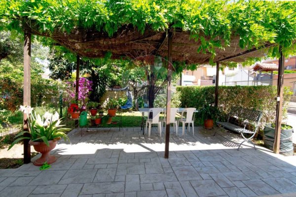 casa indipendente in vendita a Roma in zona Acilia