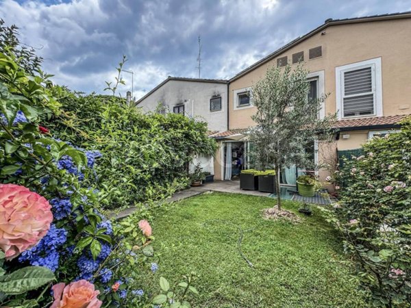 casa indipendente in vendita a Roma in zona Casal Palocco