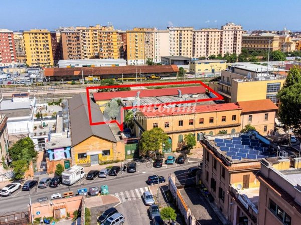 locale commerciale in vendita a Roma in zona Appio Latino
