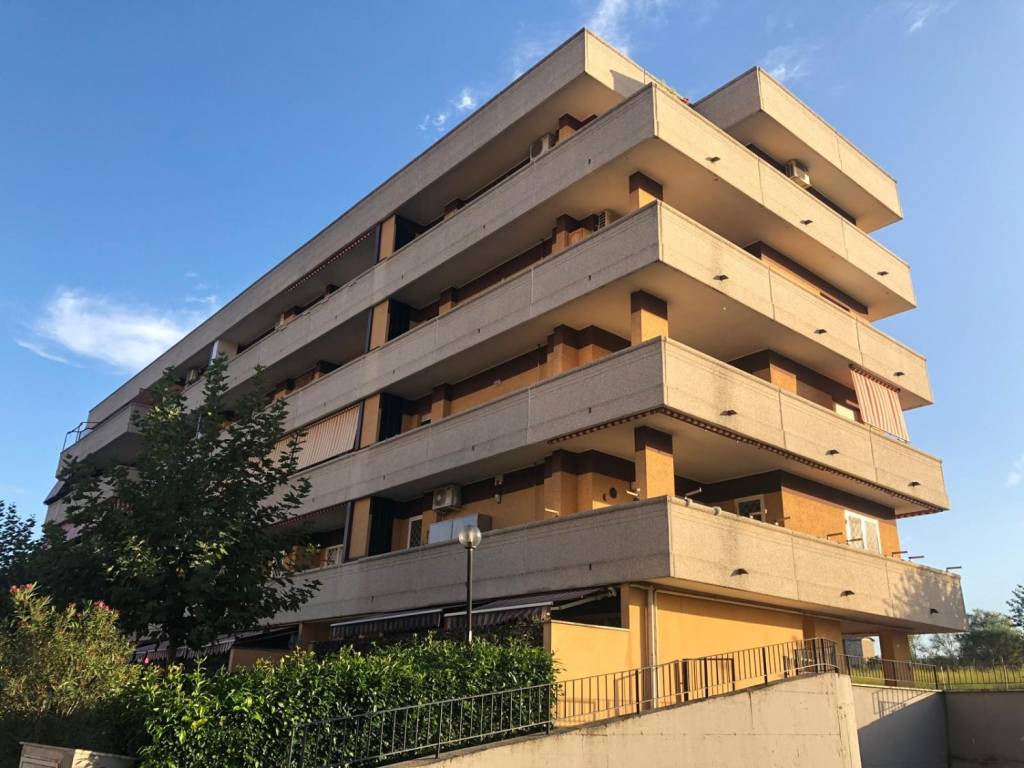 appartamento in vendita a Roma in zona Torre Spaccata