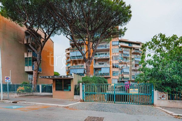 appartamento in vendita a Roma in zona Axa