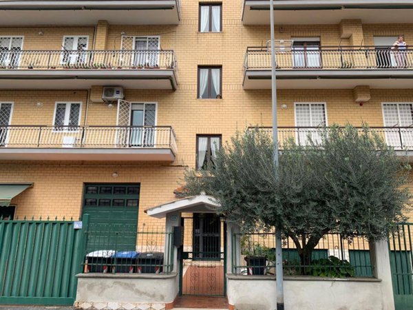 appartamento in vendita a Roma in zona Pantan Monastero