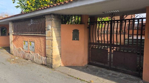 casa indipendente in vendita a Roma in zona Casal Morena