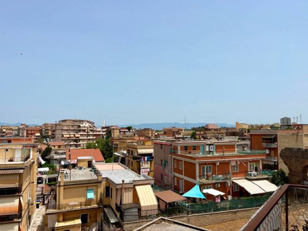 appartamento in vendita a Roma in zona Torre Angela