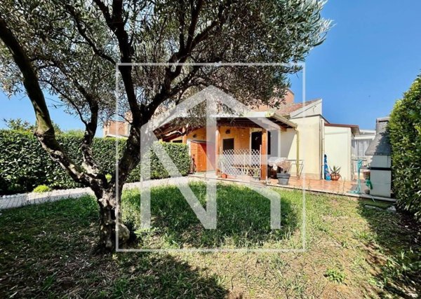 casa indipendente in vendita a Roma in zona Finocchio