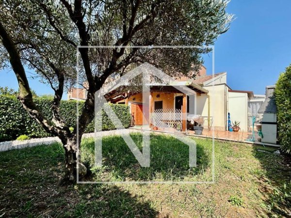 casa indipendente in vendita a Roma in zona Finocchio