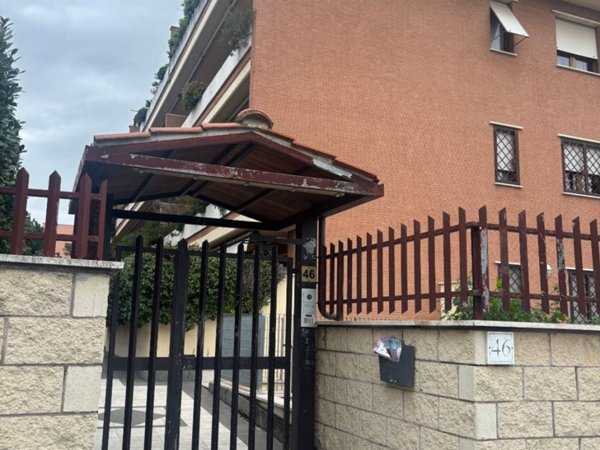 appartamento in vendita a Roma in zona Axa