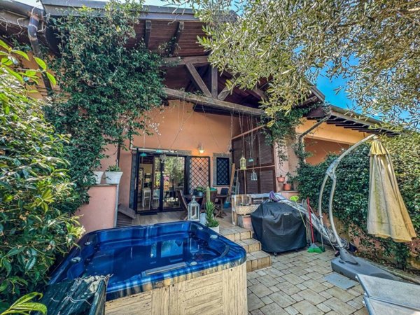 casa indipendente in vendita a Roma in zona Infernetto
