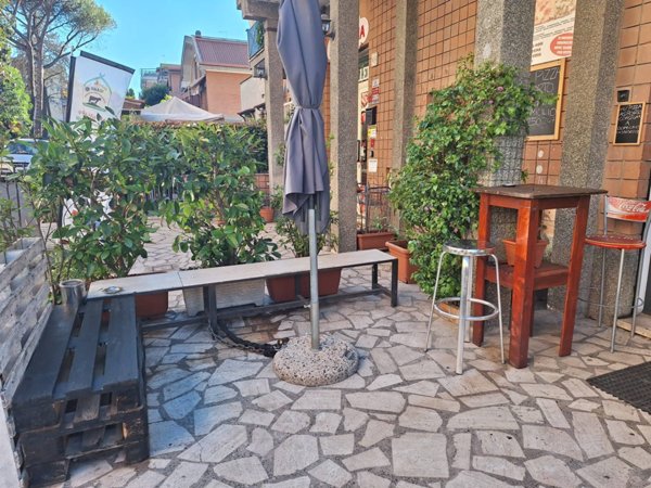 negozio in vendita a Roma in zona Tor di Quinto
