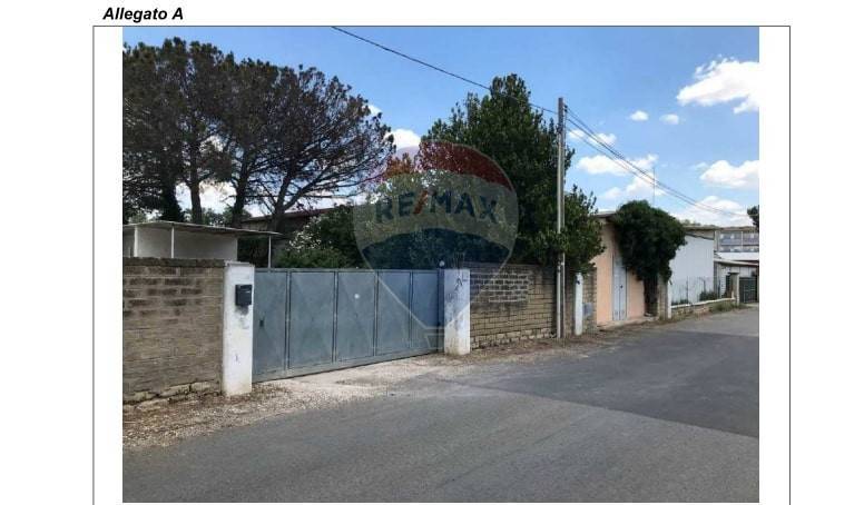 locale commerciale in vendita a Roma in zona Sette Bagni
