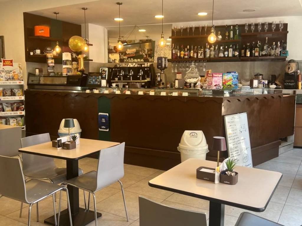 negozio in vendita a Roma in zona Tuscolano