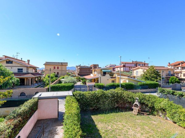 appartamento in vendita a Roma in zona Lunghezza