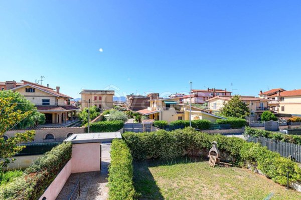 appartamento in vendita a Roma in zona Lunghezza