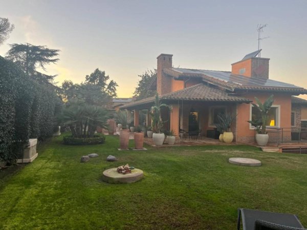 casa indipendente in vendita a Roma in zona Pantan Monastero
