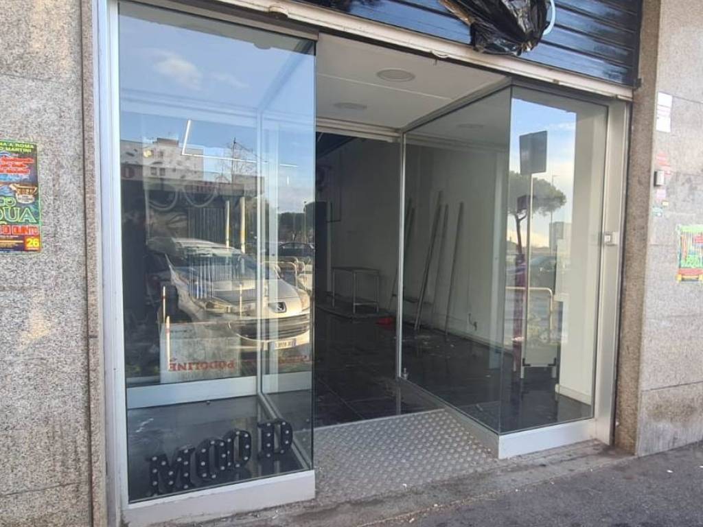 negozio in vendita a Roma in zona Finocchio