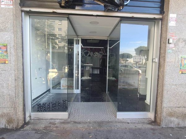 negozio in vendita a Roma in zona Finocchio