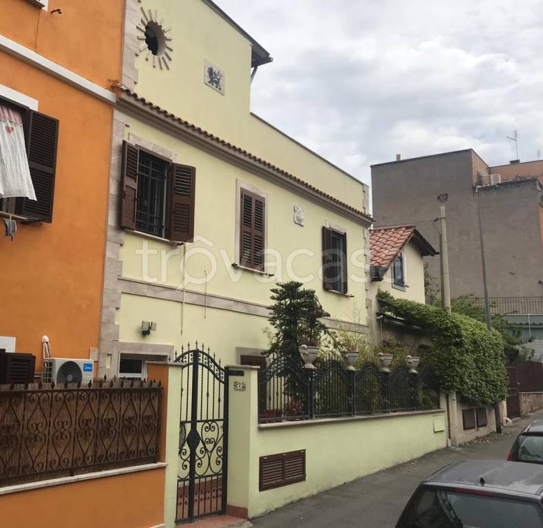appartamento in vendita a Roma in zona Prenestino-Labicano