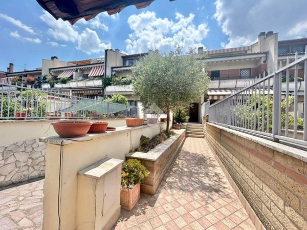 casa indipendente in vendita a Roma in zona Fonte Laurentina