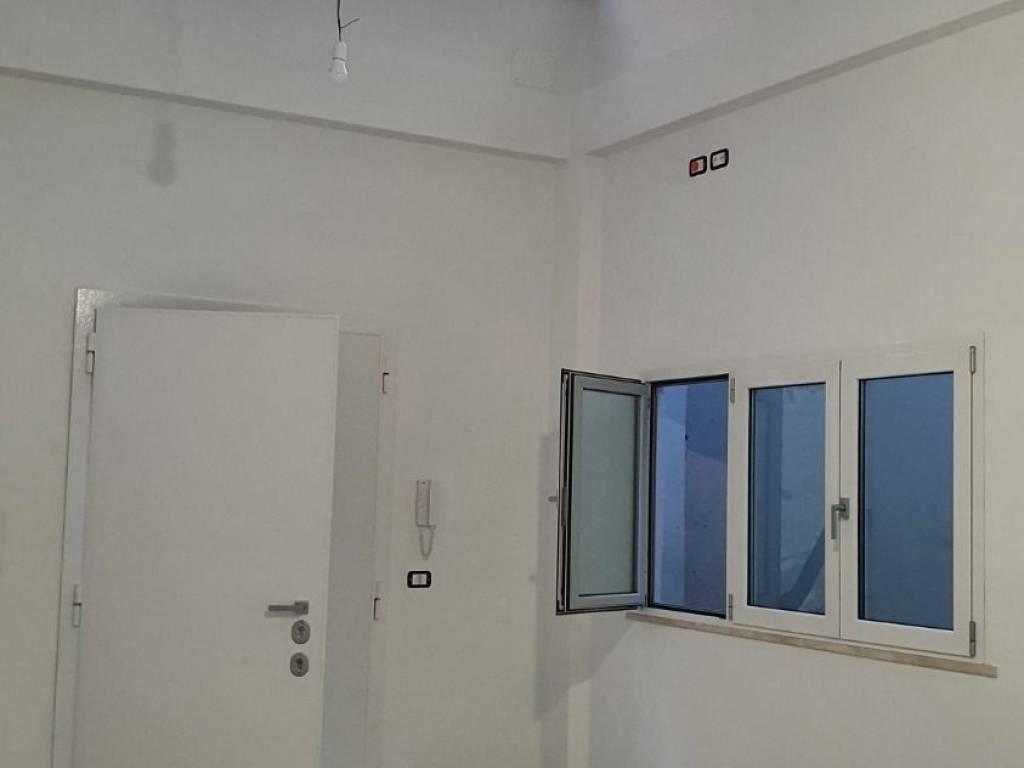 locale commerciale in vendita a Roma in zona Appio Claudio