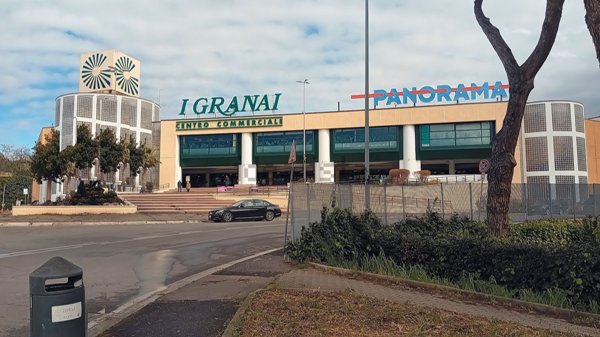 locale commerciale in vendita a Roma in zona EUR