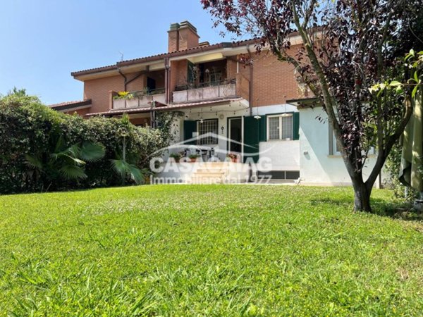 casa indipendente in vendita a Roma in zona Casal Palocco