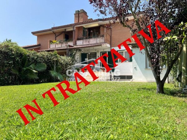 casa indipendente in vendita a Roma in zona Casal Palocco