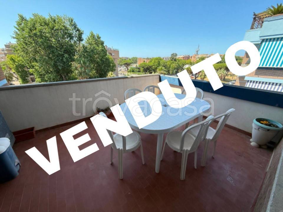 appartamento in vendita a Roma in zona Ostia