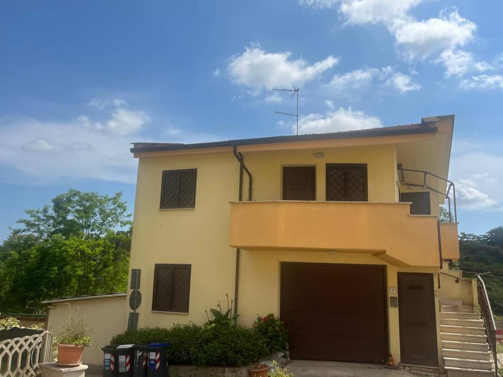 appartamento in vendita a Roma in zona Pantan Monastero