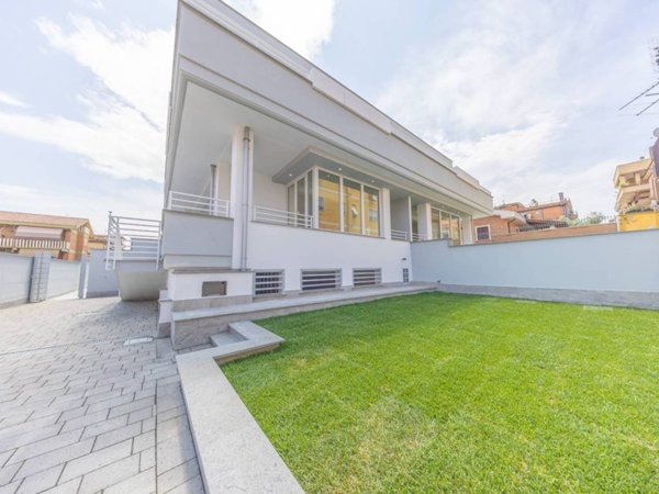 casa indipendente in vendita a Roma in zona Finocchio