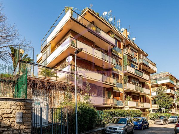 appartamento in vendita a Roma in zona Tomba di Nerone